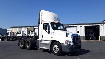 Freightliner Cascadia Day Cab Truck - Detroit, Automatic