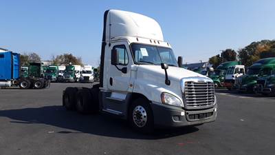 Freightliner Cascadia Day Cab Truck - Detroit, Automatic