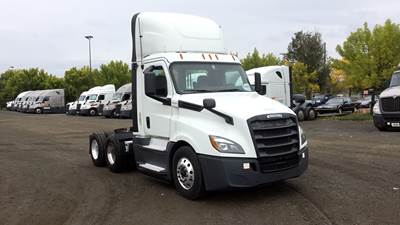 Freightliner Cascadia Day Cab Truck - Detroit, Automatic