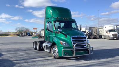 Freightliner Cascadia Day Cab Truck - Detroit, Automatic