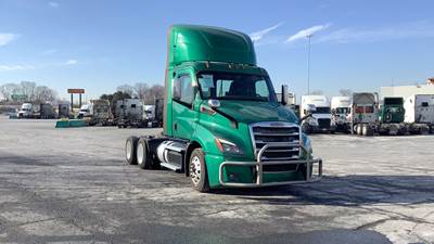 Freightliner Cascadia Day Cab Truck - Detroit, Automatic