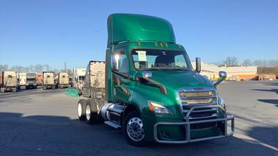 Freightliner Cascadia Day Cab Truck - Detroit, Automatic