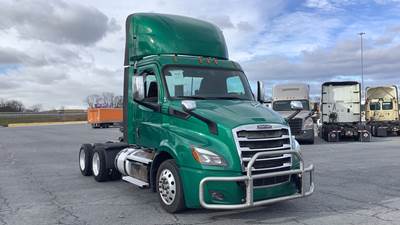 Freightliner Cascadia Day Cab Truck - Detroit, Automatic