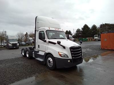 Freightliner Cascadia Day Cab Truck - Detroit, Automatic