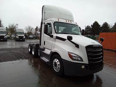 Freightliner Cascadia Day Cab Truck - Detroit, Automatic