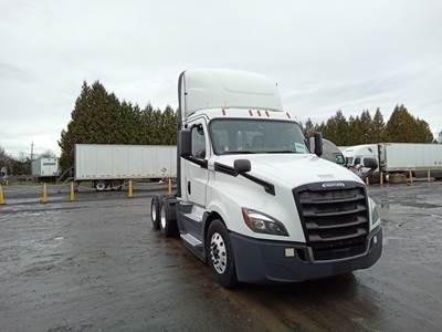 Freightliner Cascadia Day Cab Truck - Detroit, Automatic
