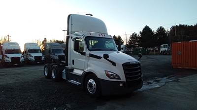 Freightliner Cascadia Day Cab Truck - Detroit, Automatic