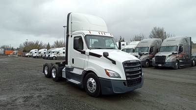 Freightliner Cascadia Day Cab Truck - Detroit, Automatic