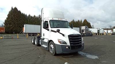 Freightliner Cascadia Day Cab Truck - Detroit, Automatic