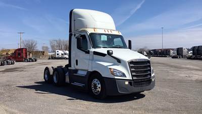 Freightliner Cascadia Day Cab Truck - Detroit, Automatic
