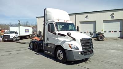 Freightliner Cascadia Day Cab Truck - Detroit, Automatic