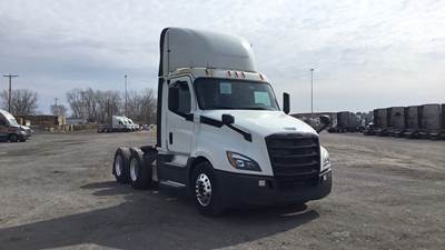 Freightliner Cascadia Day Cab Truck - Detroit, Automatic