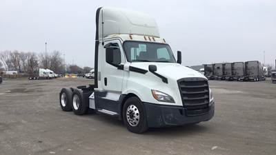 Freightliner Cascadia Day Cab Truck - Detroit, Automatic