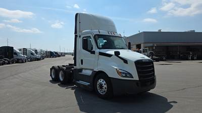 Freightliner Cascadia Day Cab Truck - Detroit, Automatic