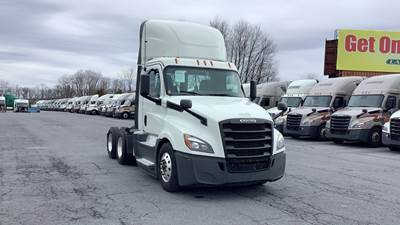 Freightliner Cascadia Day Cab Truck - Detroit, Automatic