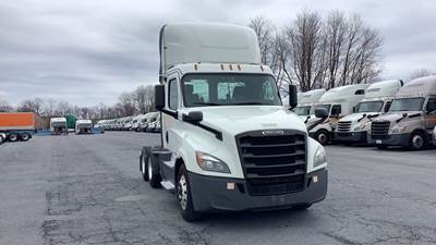 Freightliner Cascadia Day Cab Truck - Detroit, Automatic