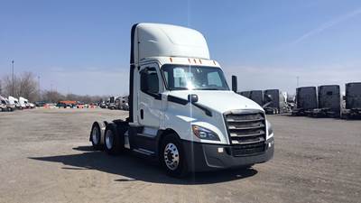 Freightliner Cascadia Day Cab Truck - Detroit, Automatic