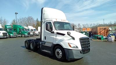 Freightliner Cascadia Day Cab Truck - Detroit, Automatic