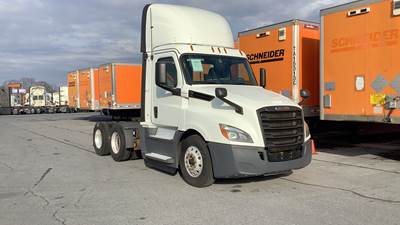 Freightliner Cascadia Day Cab Truck - Detroit, Automatic