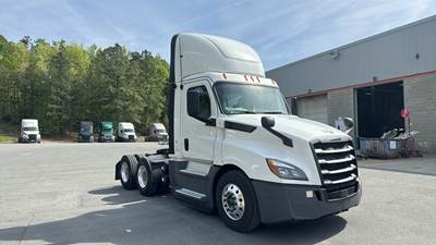 Freightliner Cascadia Day Cab Truck - Detroit, Automatic