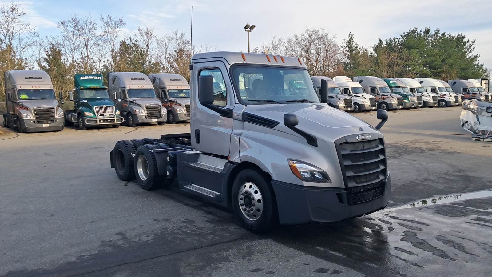 2020 Freightliner day cab semi-truck
