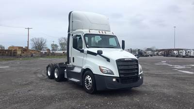 Freightliner Cascadia Day Cab Truck - Detroit, Automatic