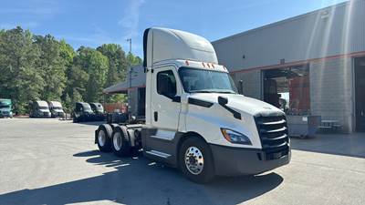 Freightliner Cascadia Day Cab Truck - Detroit, Automatic