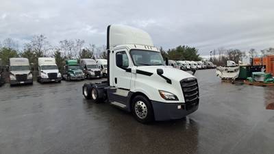 Freightliner Cascadia Day Cab Truck - Detroit, Automatic