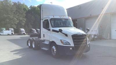 Freightliner Cascadia Day Cab Truck - Detroit, Automatic