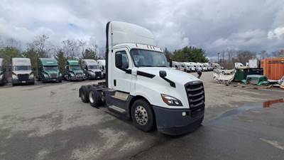 Freightliner Cascadia Day Cab Truck - Detroit, Automatic