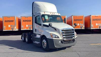 Freightliner Cascadia Day Cab Truck - Detroit, Automatic