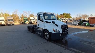 Freightliner Cascadia Day Cab Truck - Detroit, Automatic