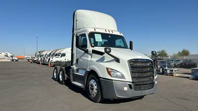 Freightliner Cascadia Day Cab Truck - Detroit, Automatic