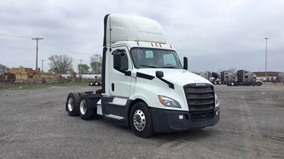 Freightliner Cascadia Day Cab Truck - Detroit, Automatic