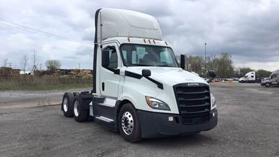 Freightliner Cascadia Day Cab Truck - Detroit, Automatic