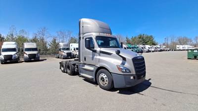 Freightliner Cascadia Day Cab Truck - Detroit, Automatic