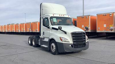 Freightliner Cascadia Day Cab Truck - Detroit, Automatic