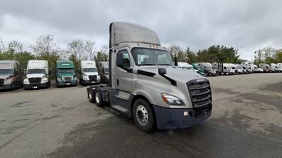Freightliner Cascadia Day Cab Truck - Detroit, Automatic