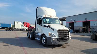 Freightliner Cascadia Day Cab Truck - Detroit, Automatic