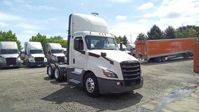 Freightliner Cascadia Day Cab Truck - Detroit, Automatic