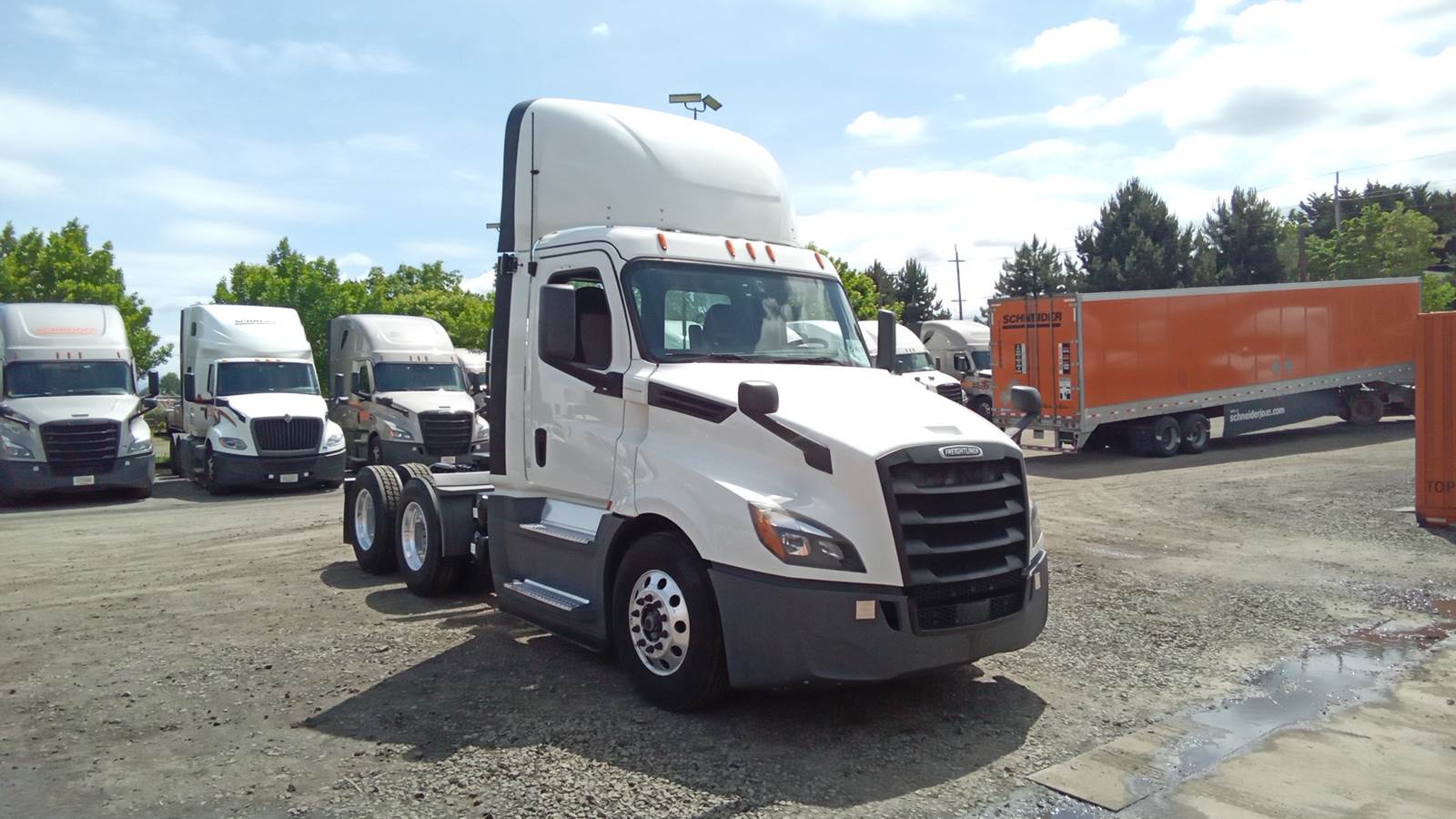 2020 Freightliner day cab semi-truck