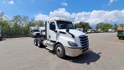Freightliner Cascadia Day Cab Truck - Detroit, Automatic