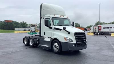 Freightliner Cascadia Day Cab Truck - Detroit, Automatic