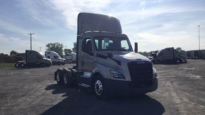 Freightliner Cascadia Day Cab Truck - Detroit, Automatic