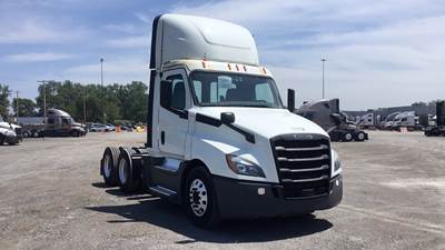 Freightliner Cascadia Day Cab Truck - Detroit, Automatic