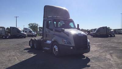 Freightliner Cascadia Day Cab Truck - Detroit, Automatic