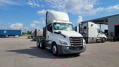 Freightliner Cascadia Day Cab Truck - Detroit, Automatic