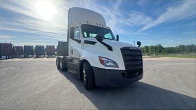 Freightliner Cascadia Day Cab Truck - Detroit, Automatic