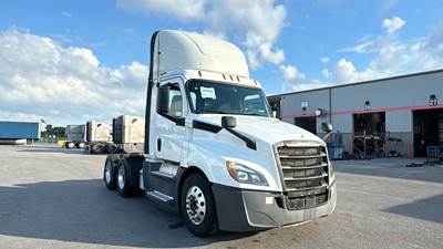 Freightliner Cascadia Day Cab Truck - Detroit, Automatic