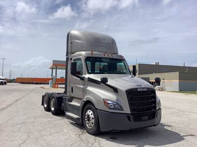 Freightliner Cascadia Day Cab Truck - Detroit, Automatic